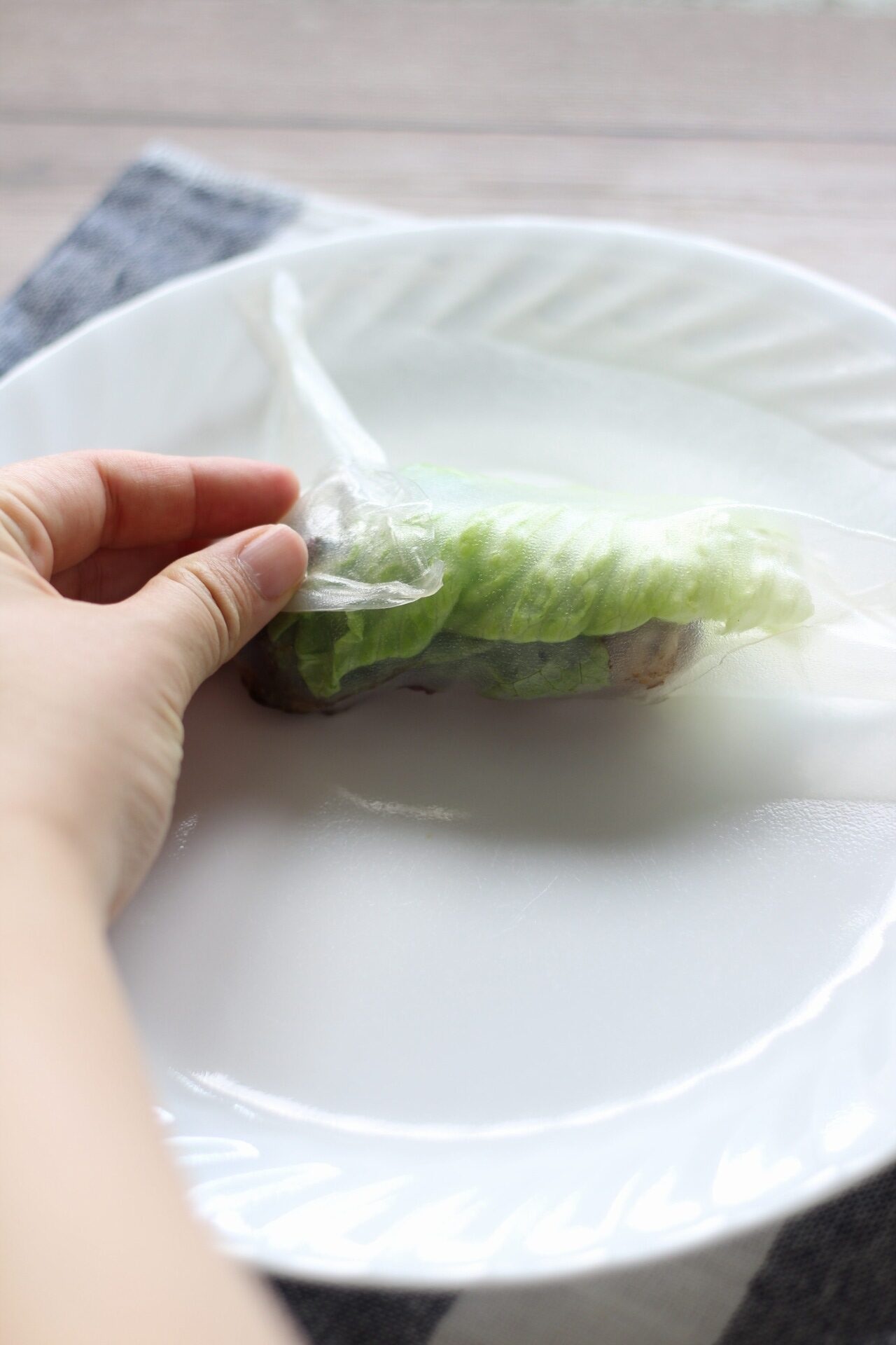 how to roll a spring roll